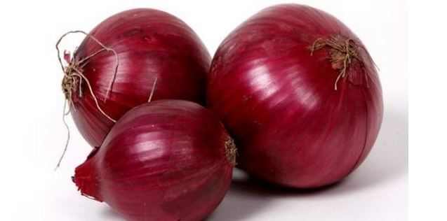 Red onion juice to get rid of dark spots on face caused by pimples